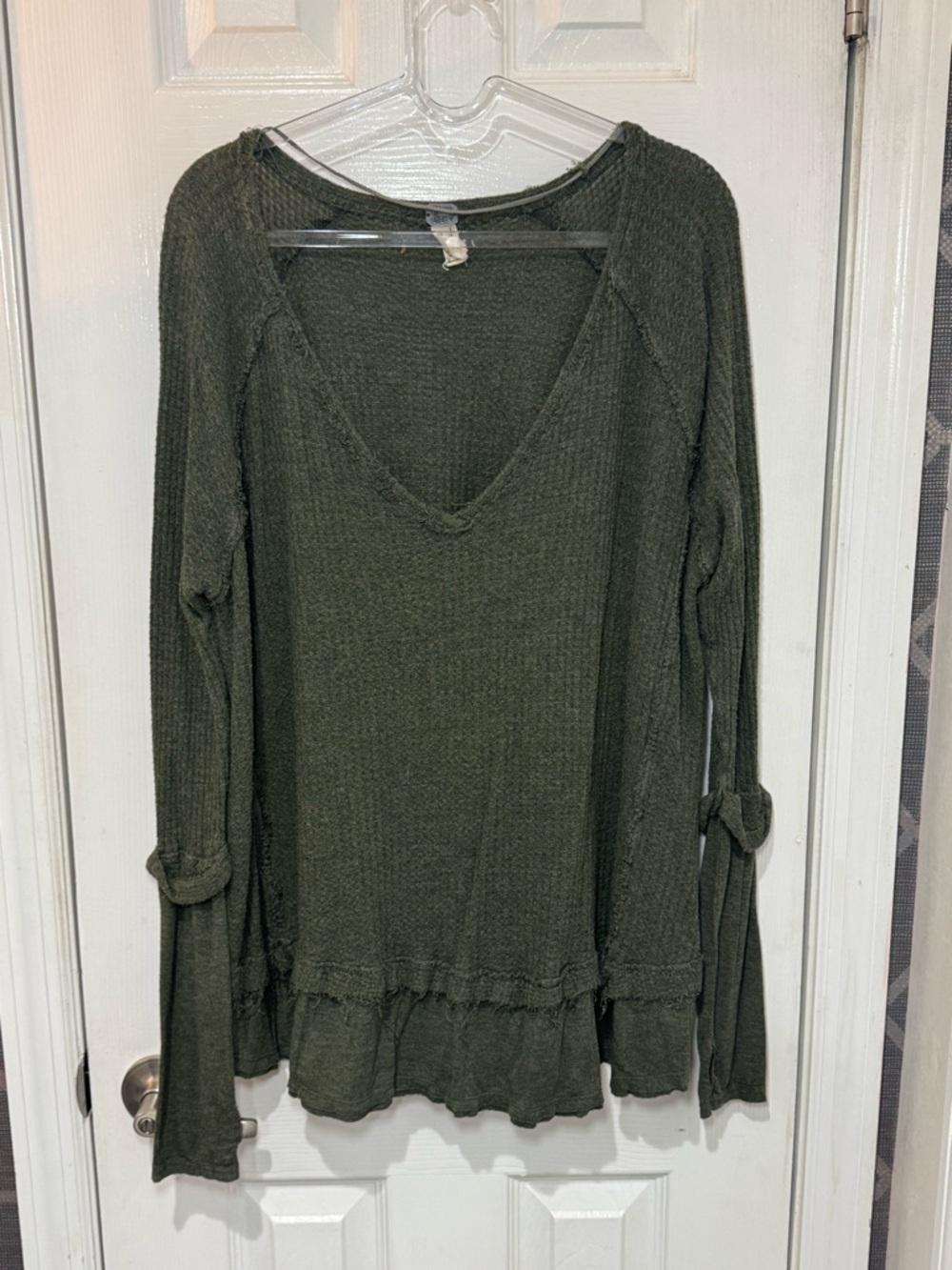 🫒 Free People Olive Green V-Neck Long Sleeve Ruffle Hem Top 🫒 - Picture 2 of 5